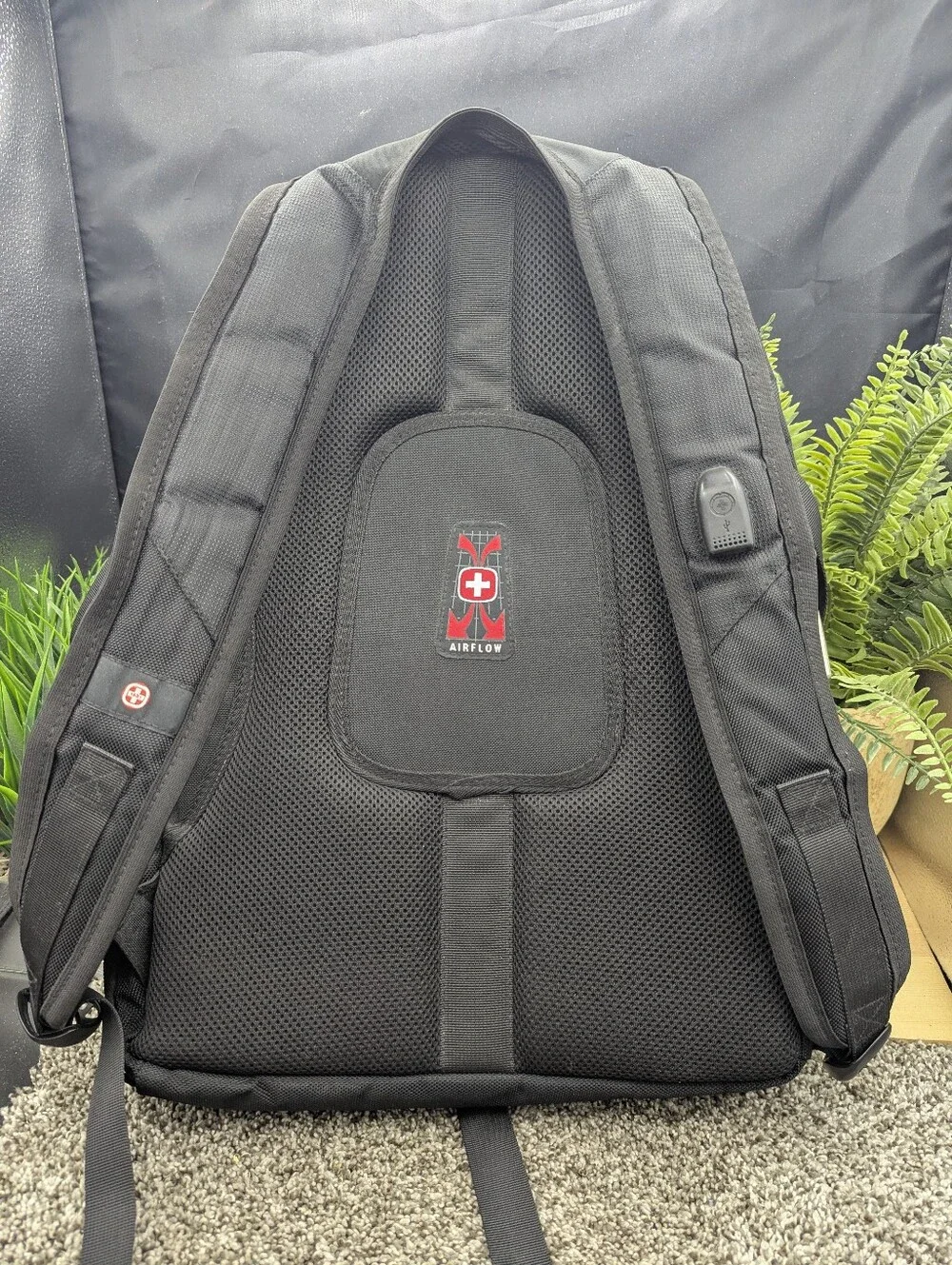 SwissGear 8112 USB Airflow Padded Shoulder Protection Laptop Hiking Backpack